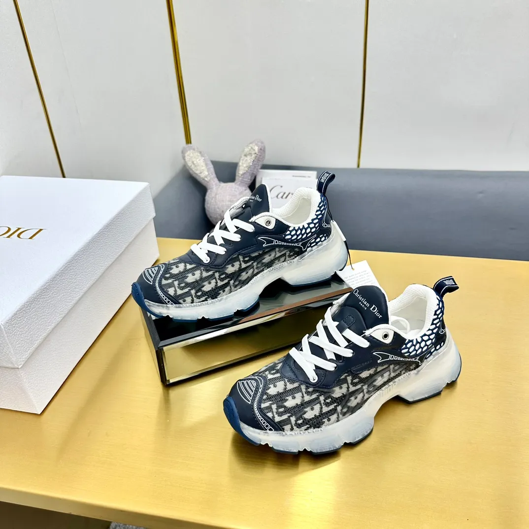 👟👟Ex-factory price 700👟👟 Top version 🌟🌟Dior 2024 spring and summer catwalk new style Vibe iconic fashion modern sports dad shoes CD letter logo Oblique printed pattern lace-up color-blocking thick-soled running shoes Stars' same jelly color casual women's shoes The top high-end version on the market Material: The upper is made of special technology with mesh fabric spliced with metal cowhide + environmentally friendly breathable fabric lining + original molded Tpu combination outsole. Bottom thickness: 4CM Size: 35-40 standard code (34.41 customization is not returnable)